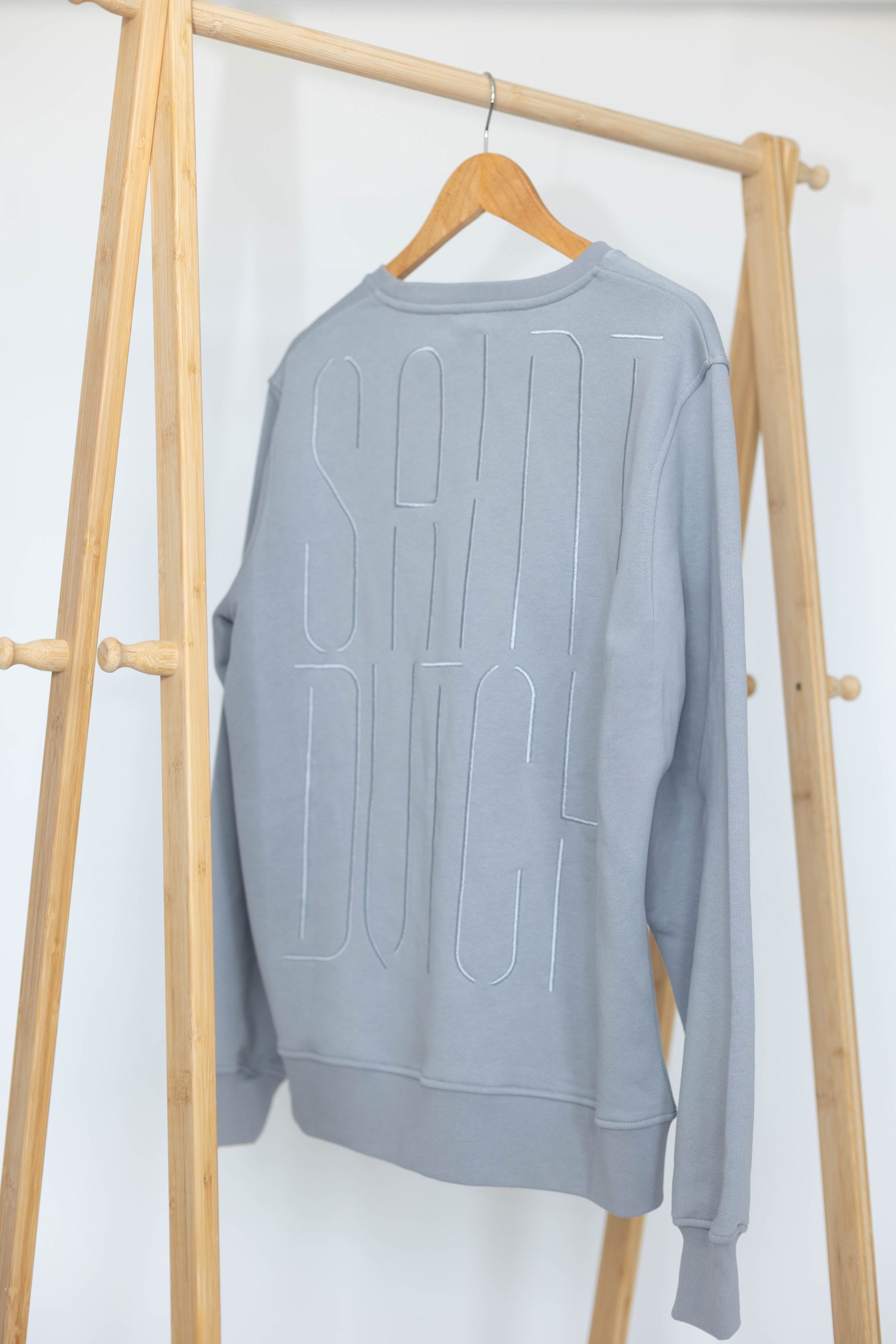 AION editie sweater in lichtgrijs met ton-sur-ton borduur - Saint Dutch